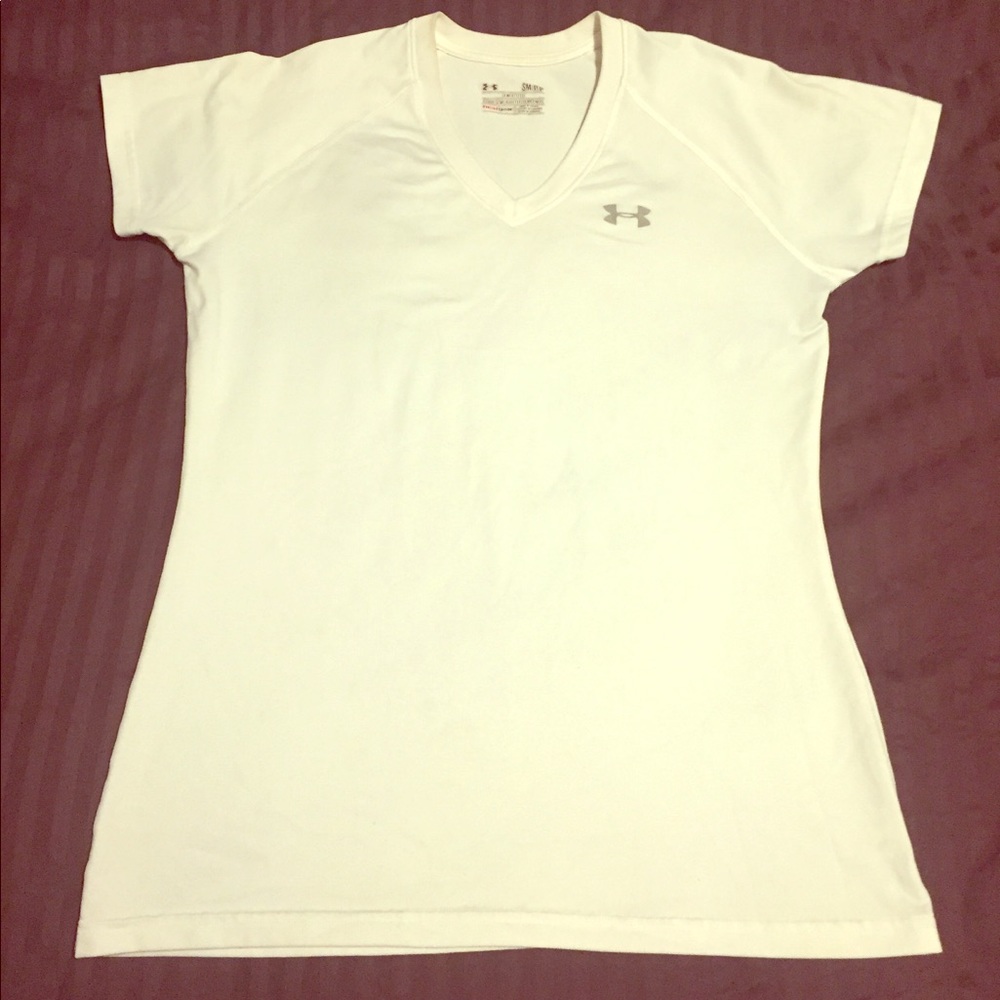 UA semi-fitted women’s v-neck heat gear